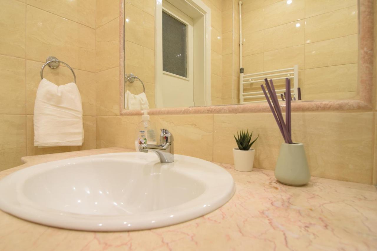 Resedinta Lui Calin - Calea Victoriei Near Royal Palace Bucureşti Ngoại thất bức ảnh